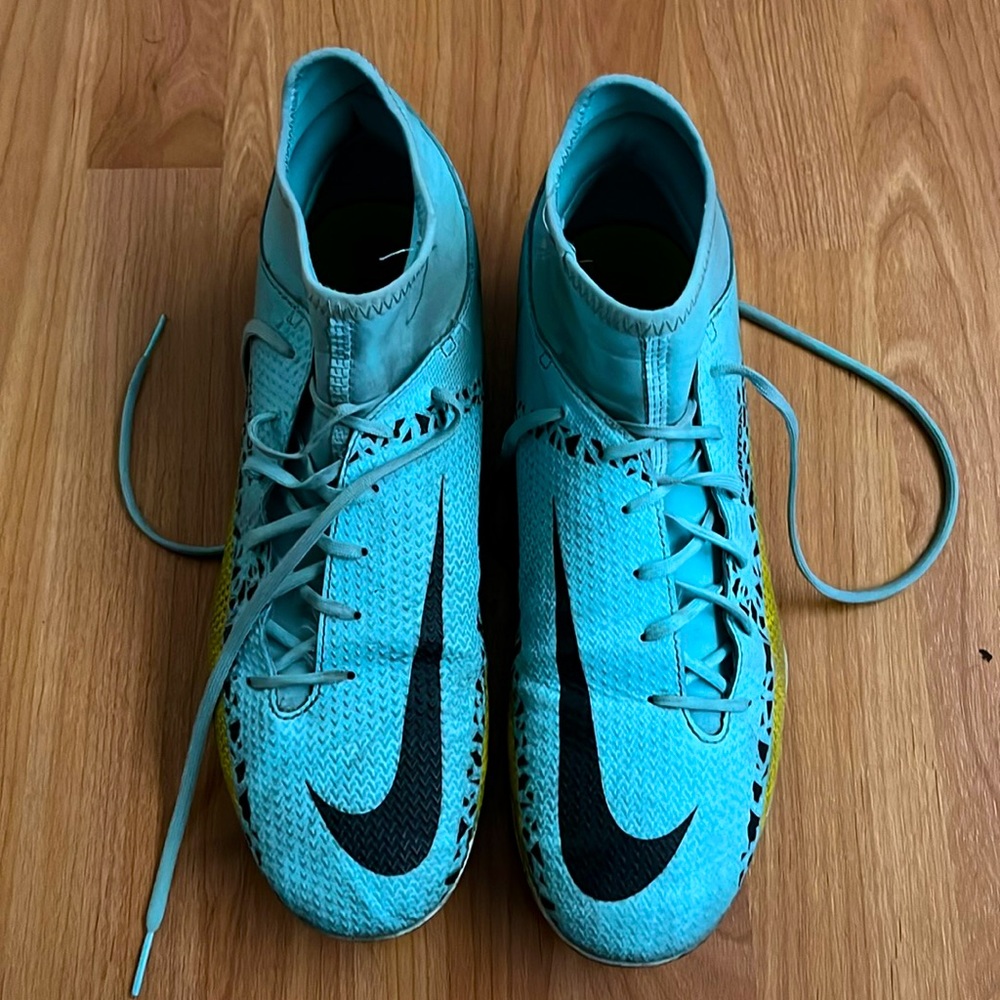Men’s Gently Used Nike Phantom GT2 Club Dynamic Fit MG Soccer Cleats, size 9.5